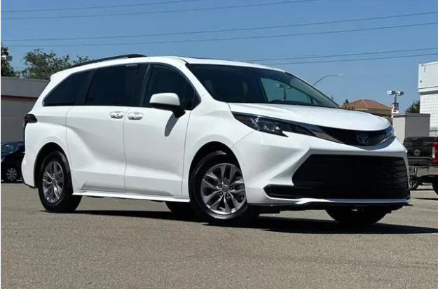 2023 Toyota Sienna LE